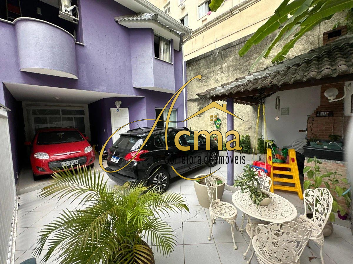 Casa de condomínio com 3 quartos, 130m², à venda